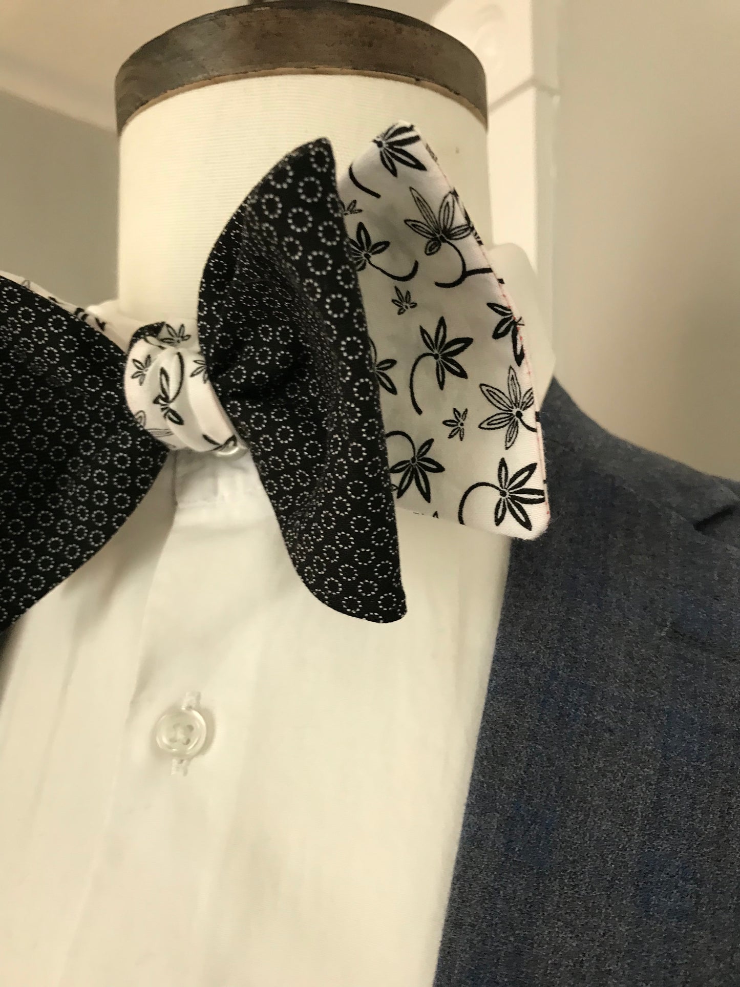 Black and white print reversible Bowtie set (FATBOW)
