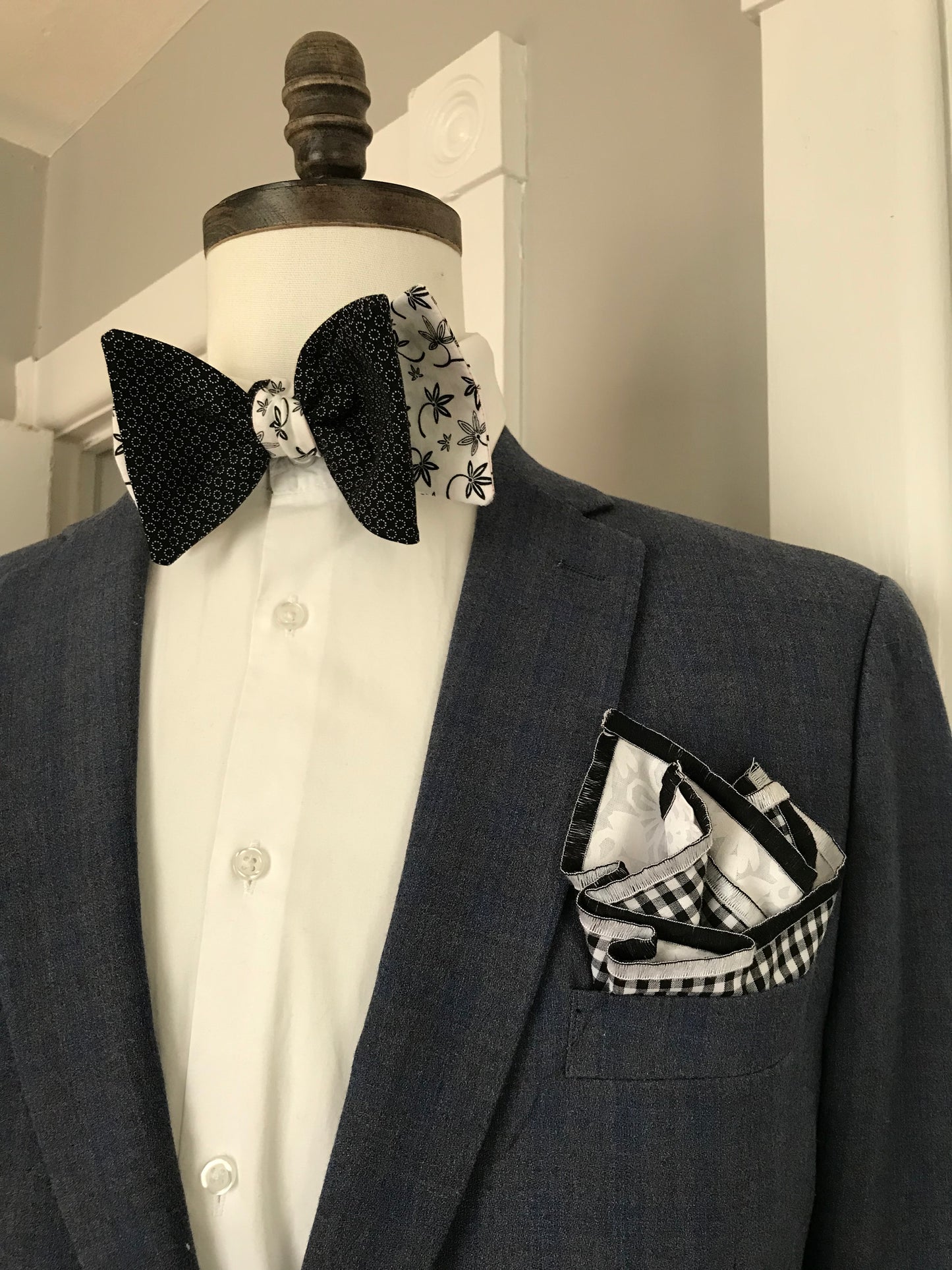 Black and white print reversible Bowtie set (FATBOW)