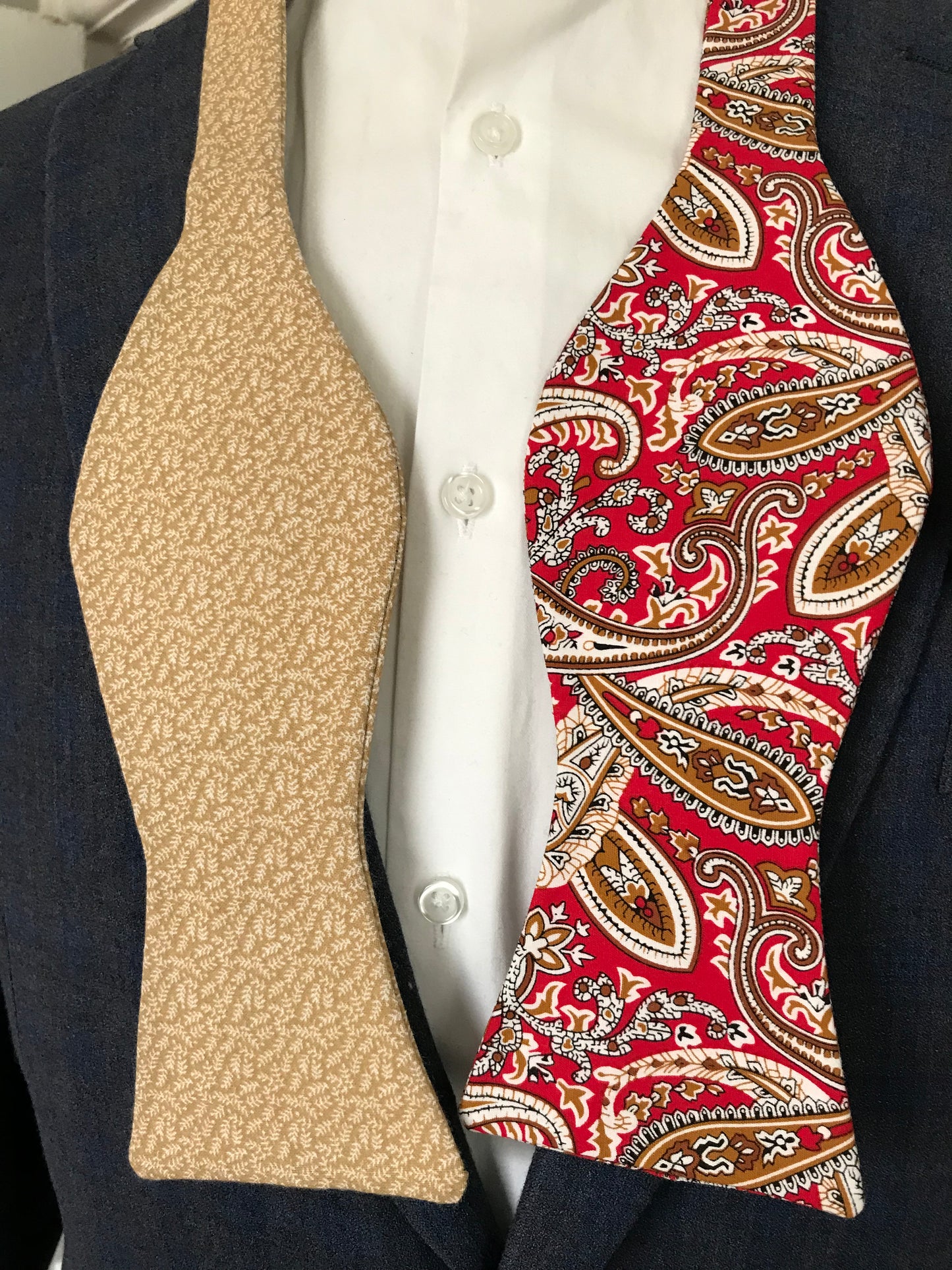 Red paisley print with beige print reversible Bowtie set (FATBOW)
