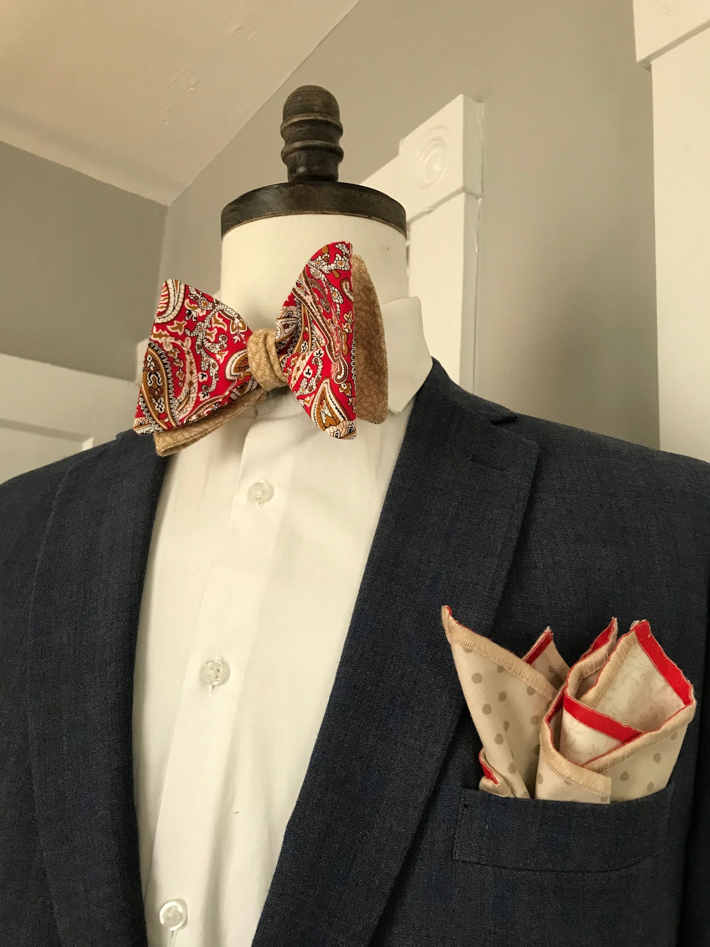 Red paisley print with beige print reversible Bowtie set (FATBOW)