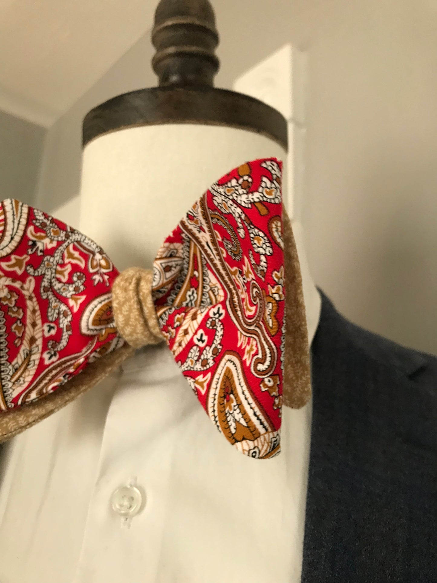 Red paisley print with beige print reversible Bowtie set (FATBOW)