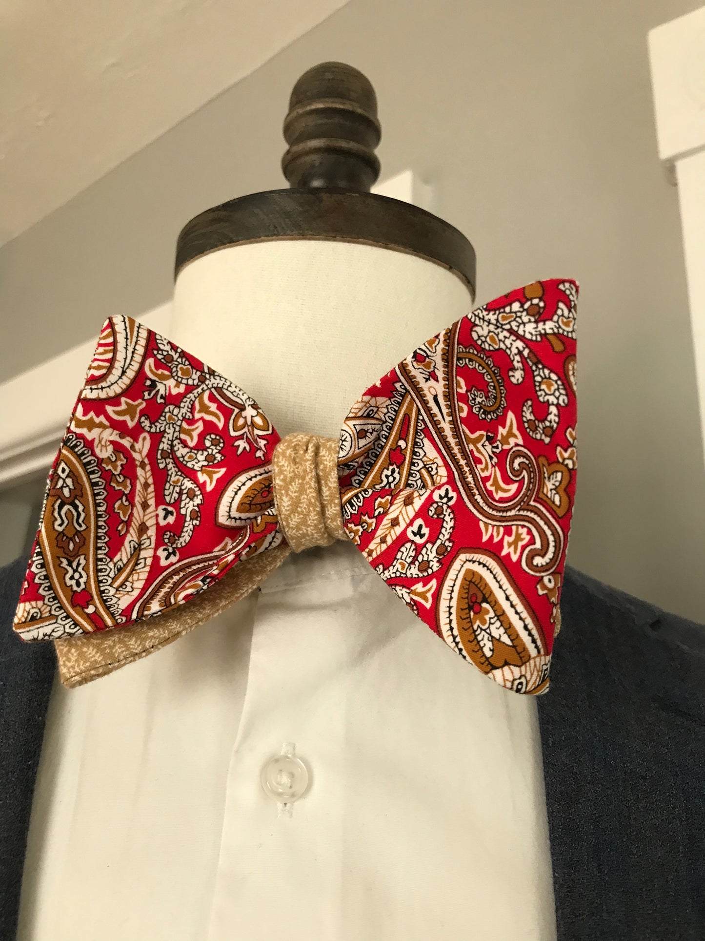 Red paisley print with beige print reversible Bowtie set (FATBOW)