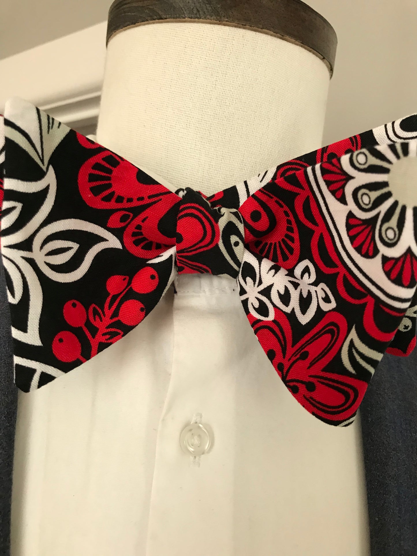 Red black and white Bowtie set (FATBOW)