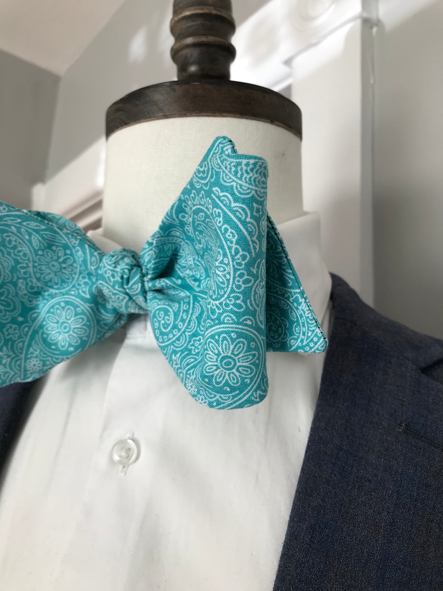 Light tealish paisley Bowtie set (FATBOW)