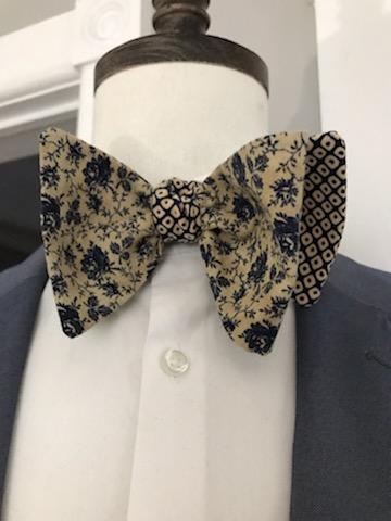 Blue and bone print reversible bowtie set (Fatbow)
