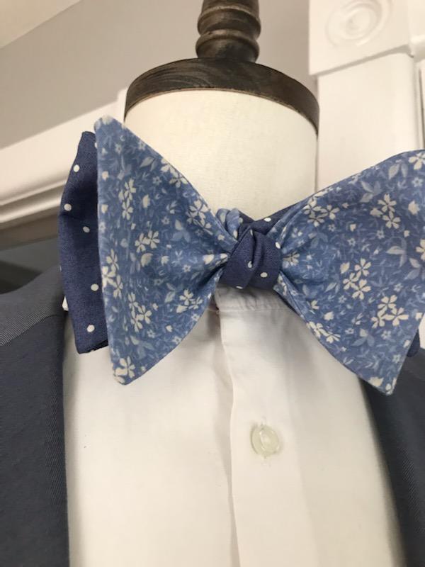 Dark blue dots with light blue print reversible bowtie set (Fatbow)<