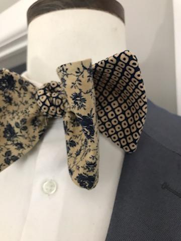 Blue and bone print reversible bowtie set (Fatbow)