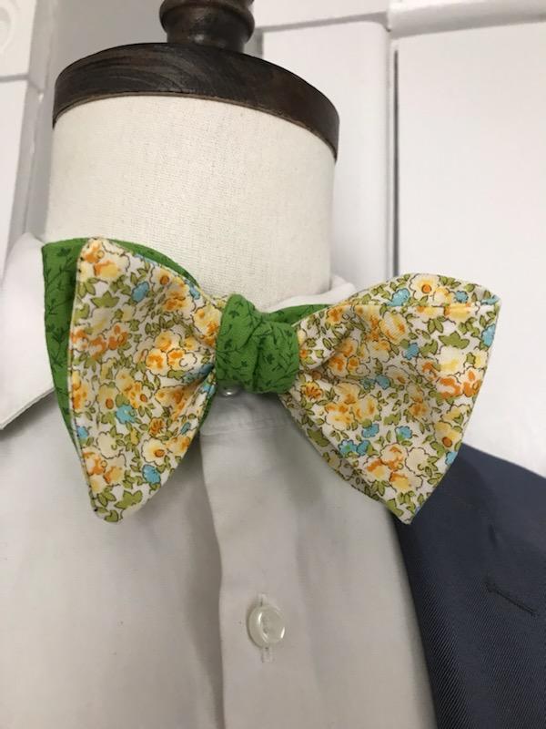 Yellow flower print and green print reversible bowtie set (Traditional)