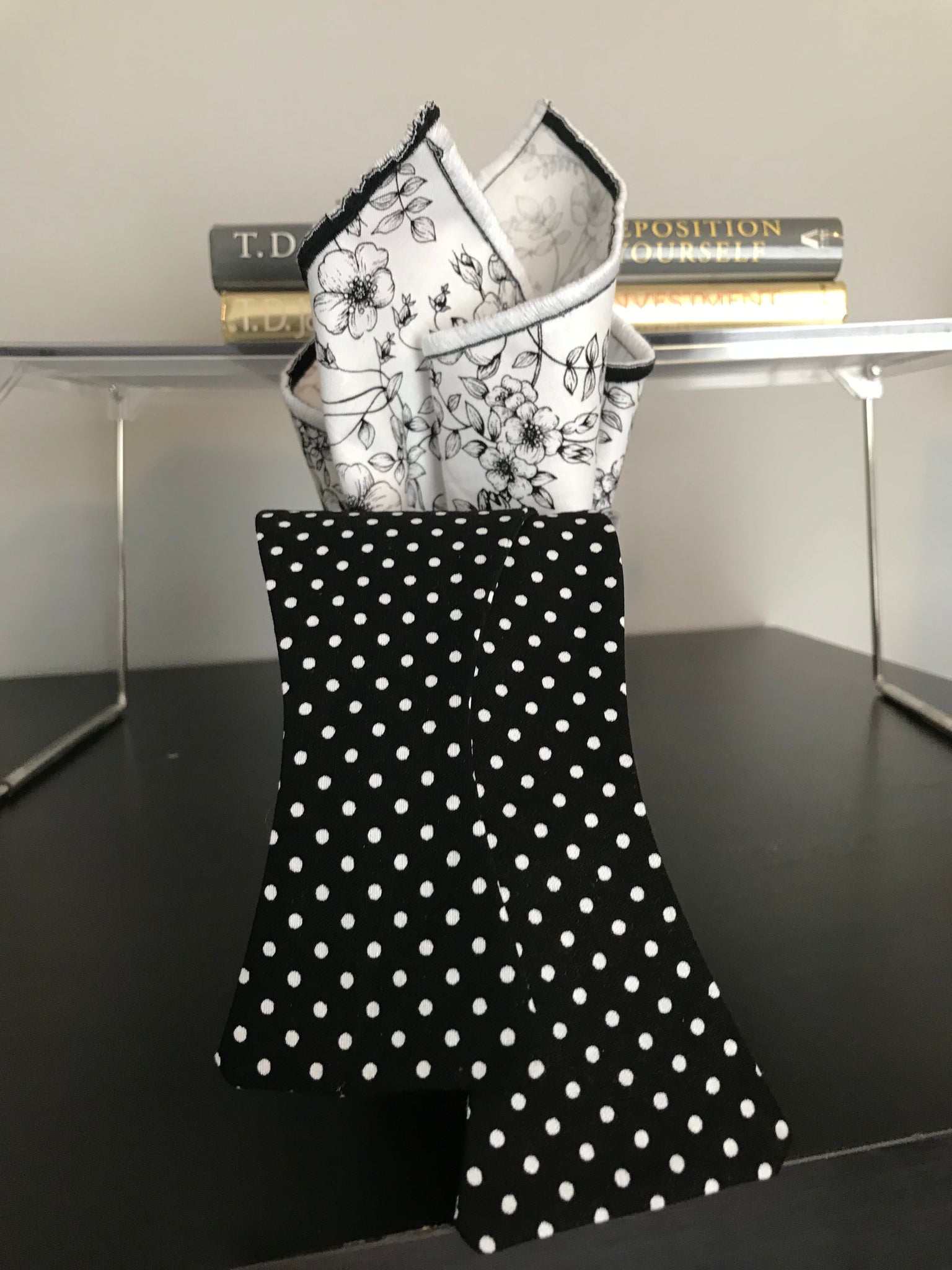 Black dots Bowtie Set